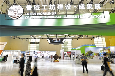 这是八月十九日在国家会展中心(天津)举办的世界职业教育产教融合博览会上拍摄的鲁班工坊建设·成果展。新华社记者 李然 摄