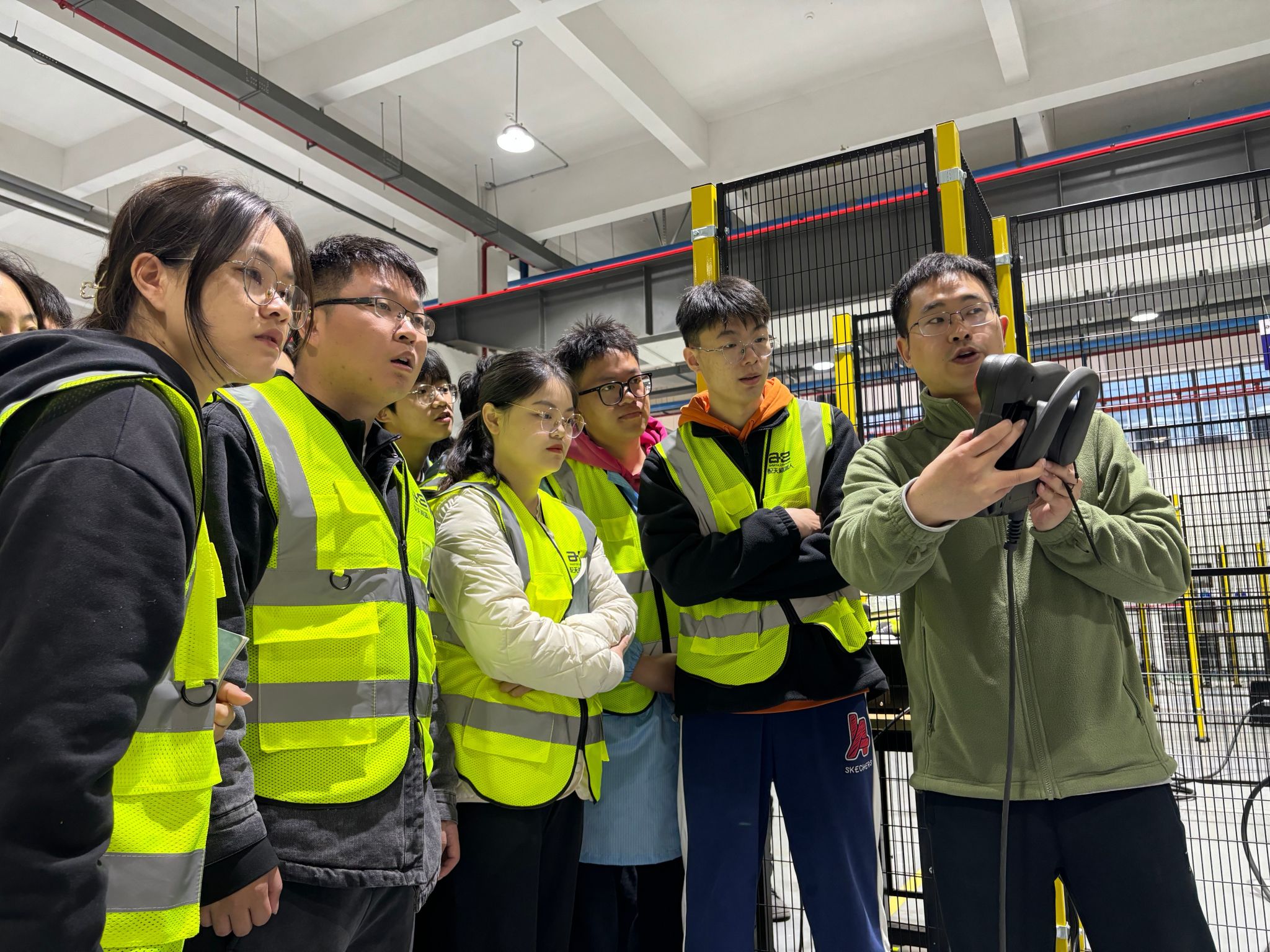 2024年3月,天津市智能制造学院(现代产业学院)学生在大富 科技蚌埠 5G 研发基地接受培训。 2024年3月,天津市智能制造学院(现代产业学院)学生在大富 科技蚌埠 5G 研发基地接受培训。